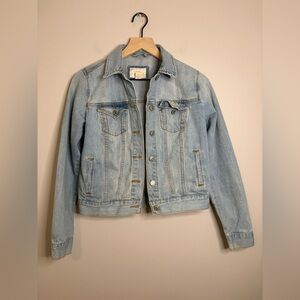 Women’s Forever 21 Classic Denim Jean Jacket in a light wash and size Small